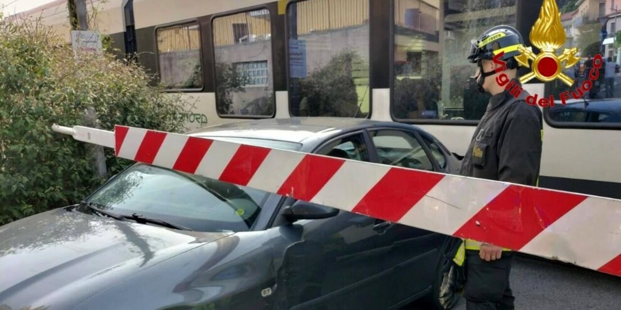 Panico sulla linea ferroviaria: auto rimane incastrata, ma arriva il treno!
