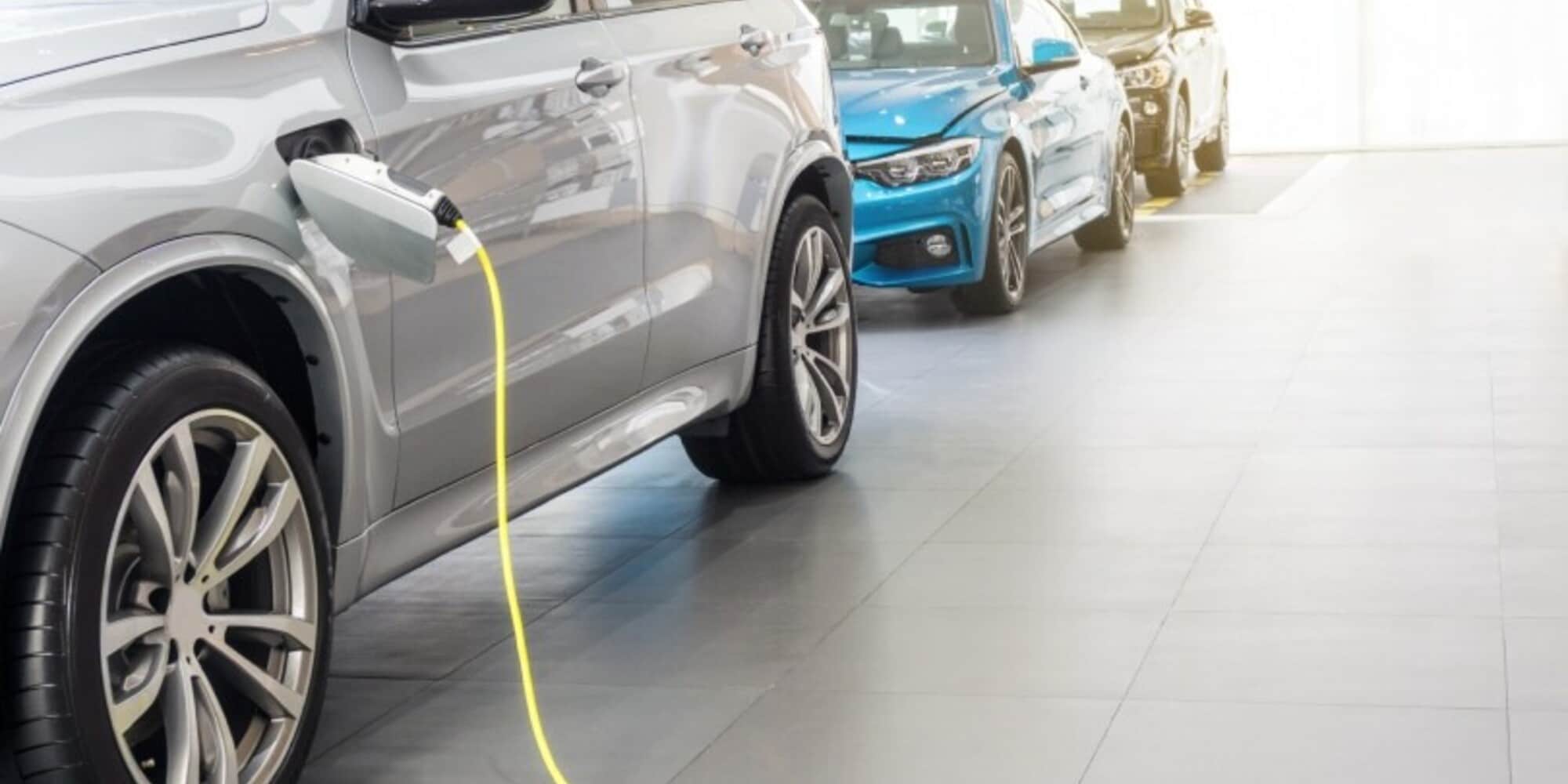 Parcheggia l'auto elettrica in garage: di notte la vettura prende fuoco
