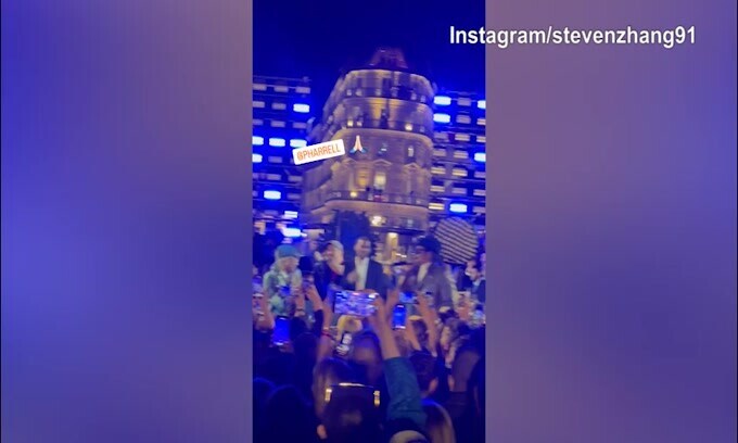 Pharrell canta, Zhang riprende la scena tra il pubblico