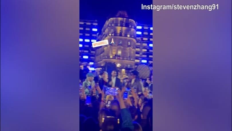 Pharrell canta, Zhang riprende la scena tra il pubblico