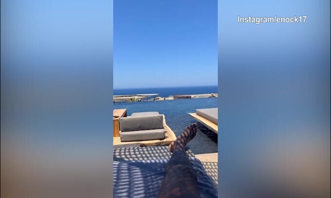 Relax per Enock e Giorgia: viaggio di nozze a Santorini