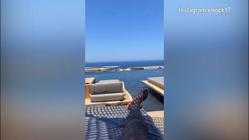 Relax per Enock e Giorgia: viaggio di nozze a Santorini