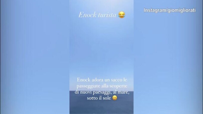 "Ma che cosa ha di speciale?": Enock e la gag con la moglie