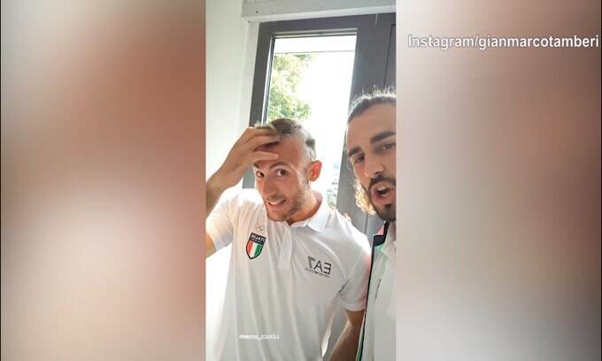 Tamberi rovina il look al compagno di team: la gag social