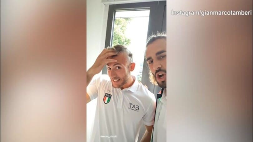 Tamberi rovina il look al compagno di team: la gag social