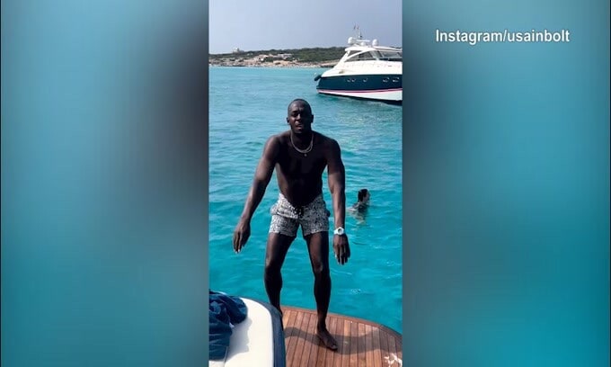 Danza e capriola all'indietro: il tuffo di Bolt è da 10!