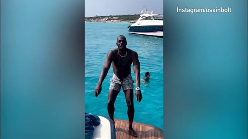 Danza e capriola all'indietro: il tuffo di Bolt è da 10!