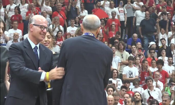 Basket, l'Olimpia Milano festeggia con la coppa dello Scudetto