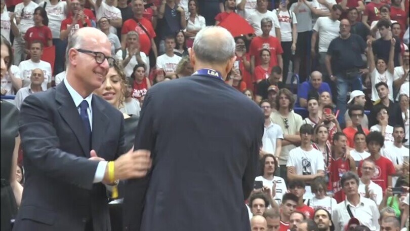 Basket, l'Olimpia Milano festeggia con la coppa dello Scudetto