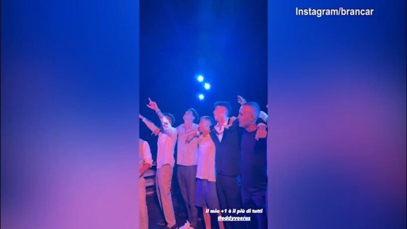 Nozze nerazzurre, Bastoni canta "Noi siamo l'Inter" coi compagni
