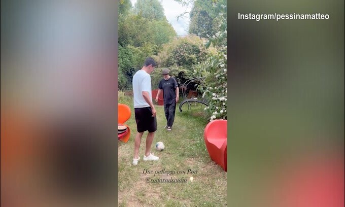 Monza, Pessina gioca a calcio con Ron Arad