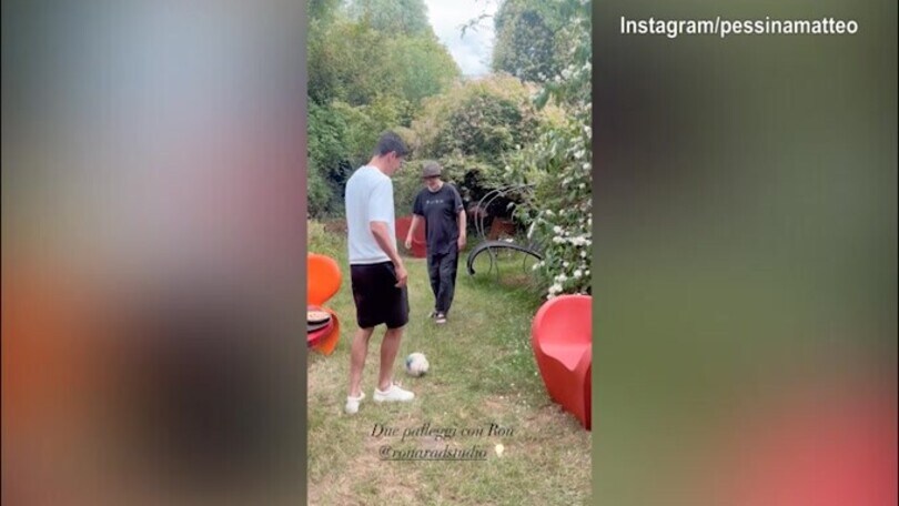 Monza, Pessina gioca a calcio con Ron Arad
