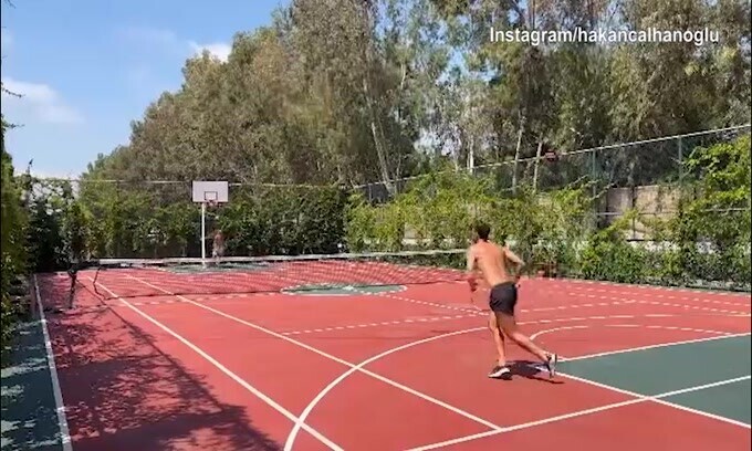 Tennis e sole, Calhanoglu si allena con la racchetta