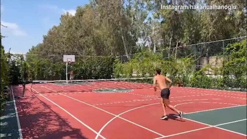 Tennis e sole, Calhanoglu si allena con la racchetta