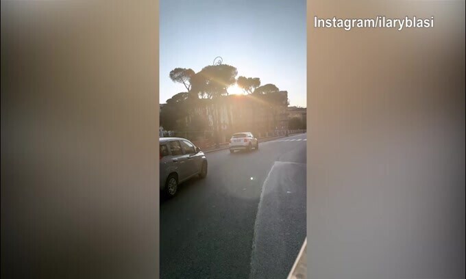 Ilary Blasi, giro per Roma in motorino