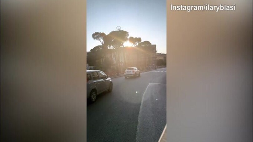Ilary Blasi, giro per Roma in motorino