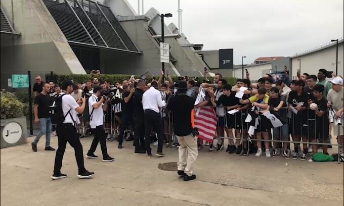 Juve, l'arrivo di Weah al J-Medical e l'accoglienza dei tifosi