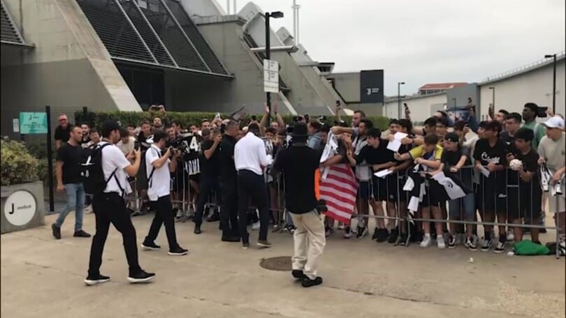 Juve, l'arrivo di Weah al J-Medical e l'accoglienza dei tifosi