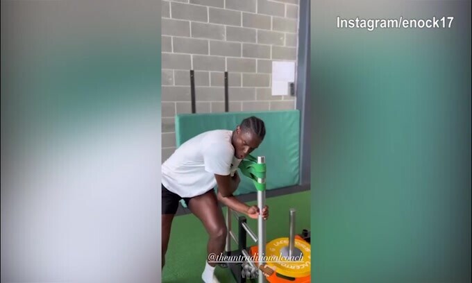 Il matrimonio è un lontano ricordo: Enock fatica in palestra