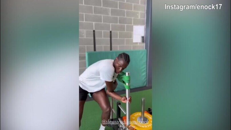 Il matrimonio è un lontano ricordo: Enock fatica in palestra