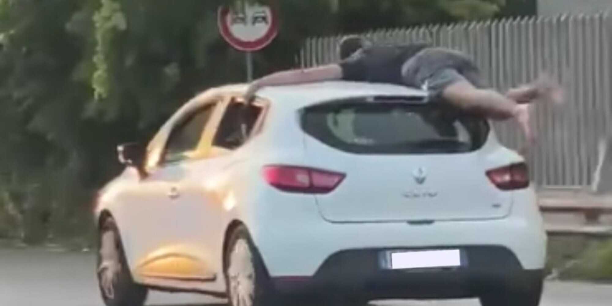 Sdraiato sul tetto di un'auto: ripreso mentre sfreccia in tangenziale
