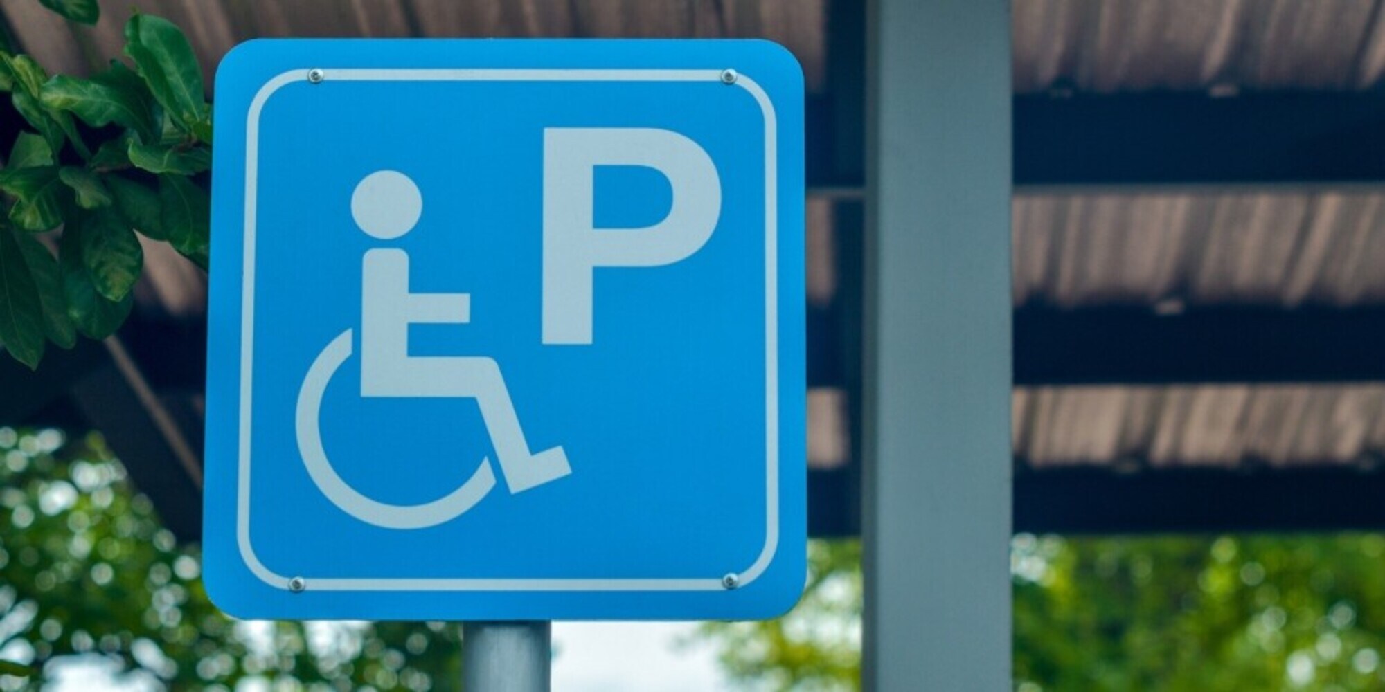Auto in sosta sul posto per i disabili: un uomo in stampelle gliela fa pagare