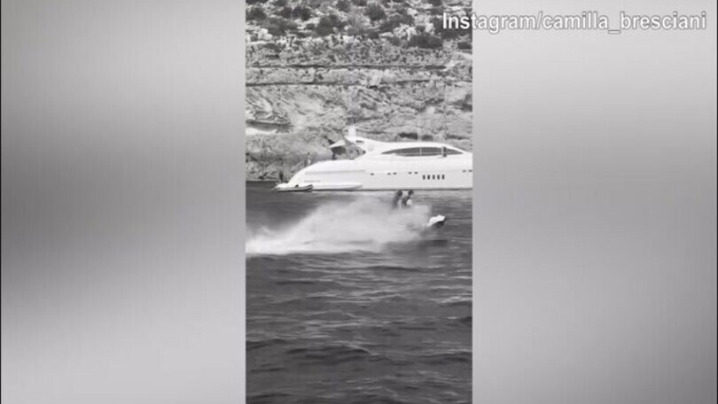 Bastoni e Camilla, giro sulla moto d'acqua