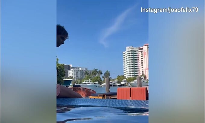 Joao Felix, palleggi di classe a bordo piscina