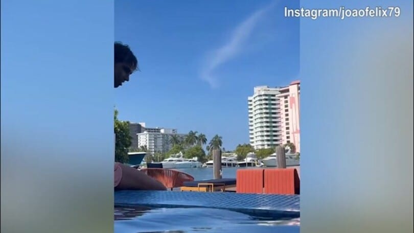 Joao Felix, palleggi di classe a bordo piscina