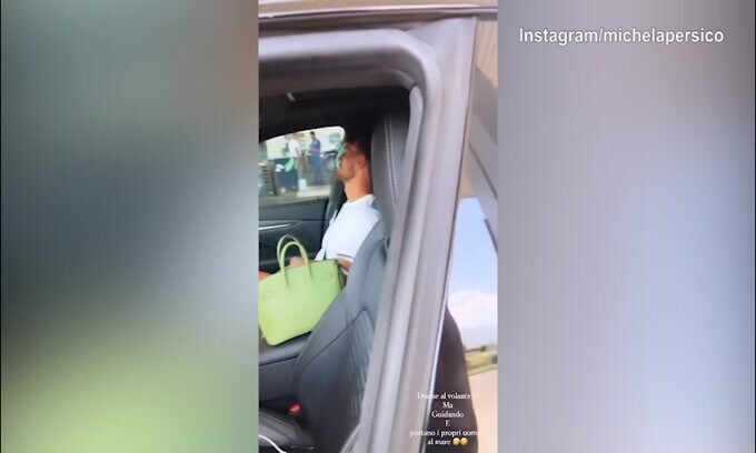 La moglie guida, lui dorme: Rugani in viaggio verso Positano