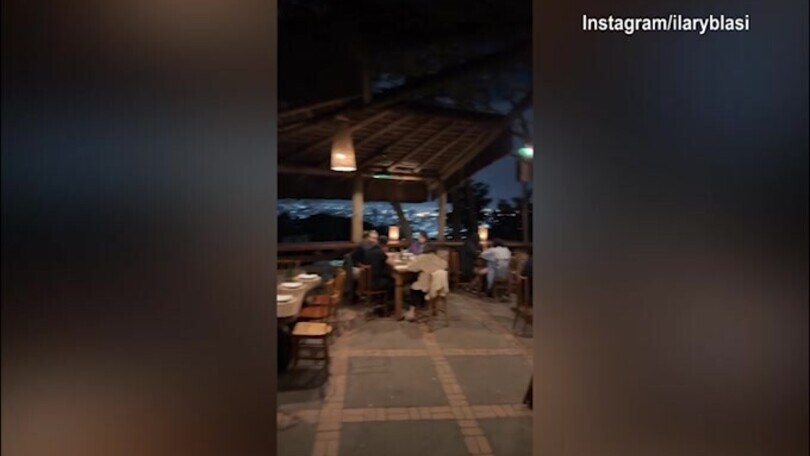 Il panorama è spettacolare: cena a lume di candela per Ilary Blasi