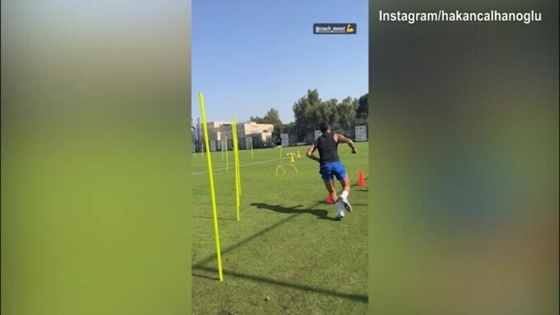 Forza, esercizi e pallone: Calhanoglu è già in forma
