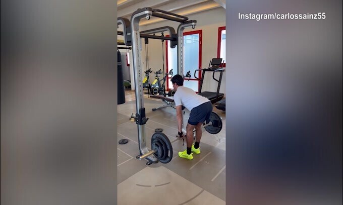 Ferrari, Sainz prepara il Gp di Silverstone: il video social