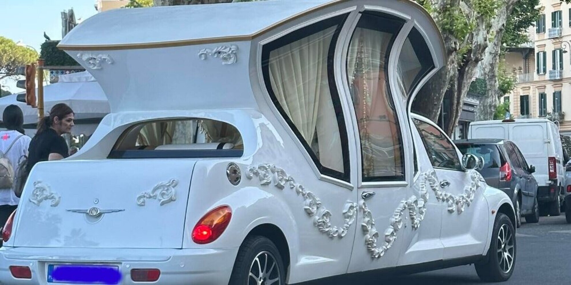Matrimonio alternativo: sposi a bordo di un'auto modificata in carrozza
