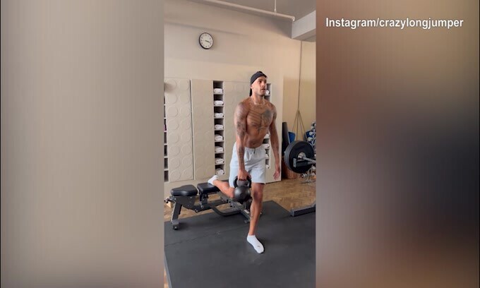 Lavoro coi pesi e cappellino in testa: Jacobs in palestra