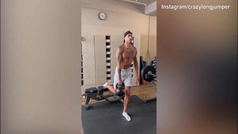 Lavoro coi pesi e cappellino in testa: Jacobs in palestra