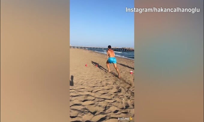 Inter, Calhanoglu non si ferma: al lavoro di sera in spiaggia
