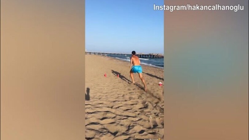 Inter, Calhanoglu non si ferma: al lavoro di sera in spiaggia