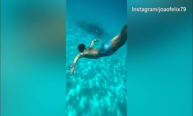 Joao Felix, il tuffo in mare è spettacolare