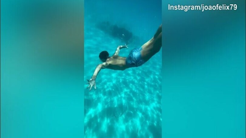 Joao Felix, il tuffo in mare è spettacolare