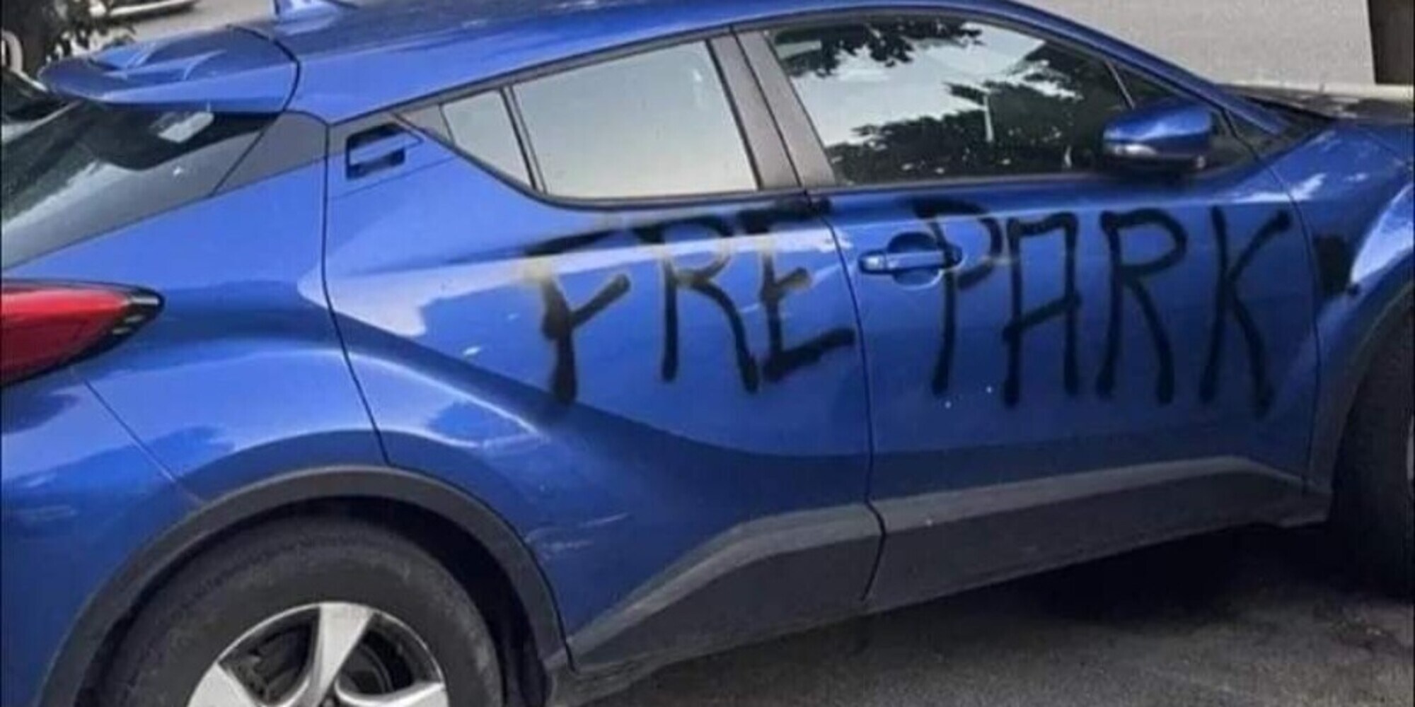 Vandalo ma per una buona causa: chi imbratta le auto mal parcheggiate?