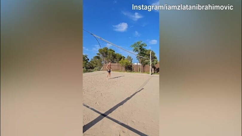 Ibra non tramonta mai: palleggi da fuoriclasse in spiaggia