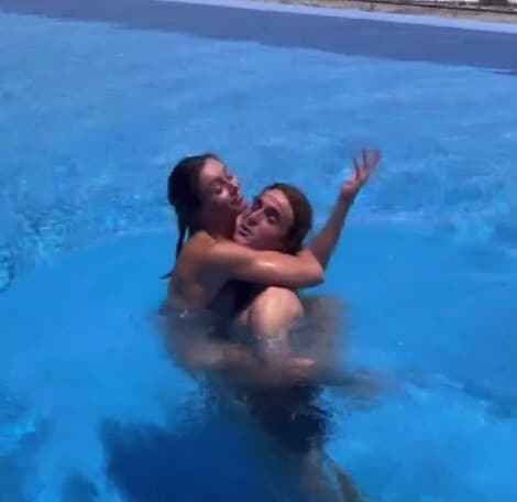Tsitsidosa, allenamento in acqua e abbracci hot tra Tsitsipas e la Badosa