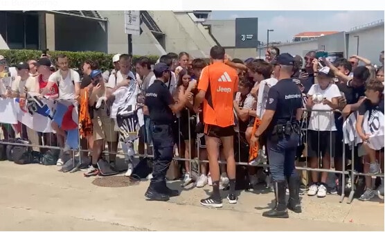 Pinsoglio idolo dei tifosi della Juve: selfie e autografi per tutti!