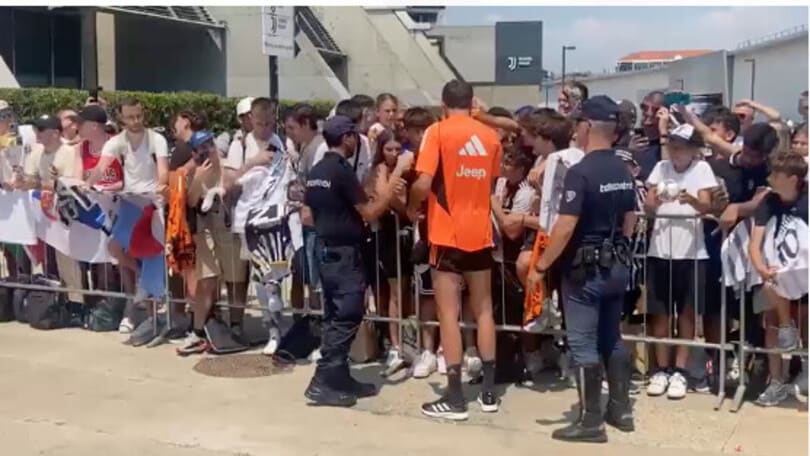 Pinsoglio idolo dei tifosi della Juve: selfie e autografi per tutti!