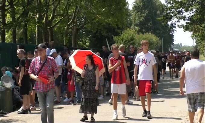 Scatta l'ora del Milan, le immagini dei tifosi a Milanello
