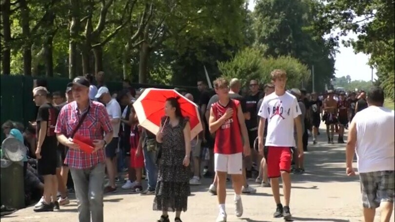 Scatta l'ora del Milan, le immagini dei tifosi a Milanello