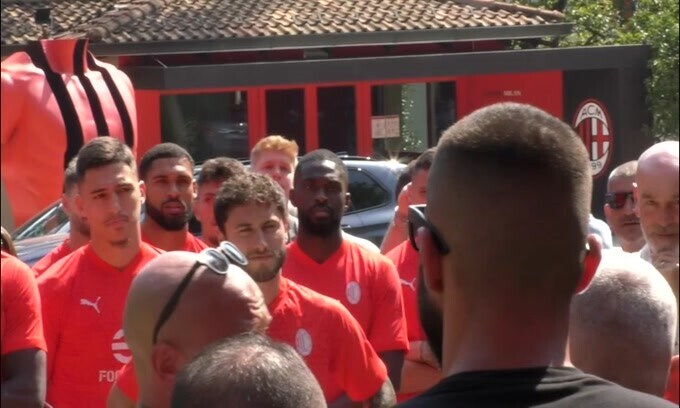 Milan, il saluto della Curva Sud alla squadra