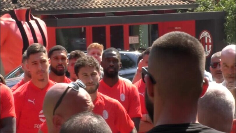 Milan, il saluto della Curva Sud alla squadra