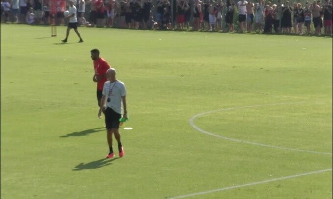 Milan, allenamento sotto lo sguardo e la carica dei tifosi
